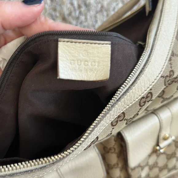 Gucci bag pretty good condition. I love this bag. Very versatile - Picture 6 of 12